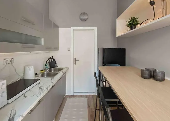 Perfect Near To Hauptbahnhof And Old *